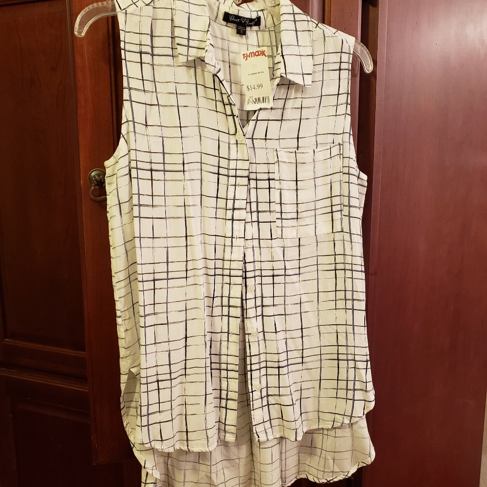 Velvet Heart Sleeveless Button Down Top